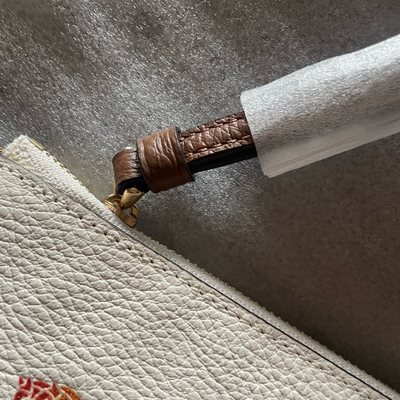 NWT Coach wristlet - Picture 4 of 7